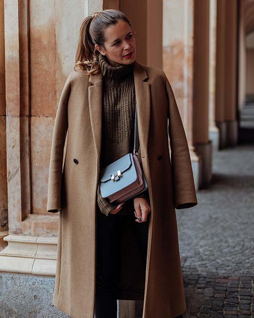 Manteau long et pull marron chic