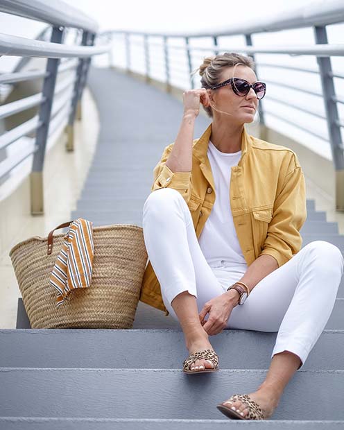 Tenue blanche avec veste jaune vibrante