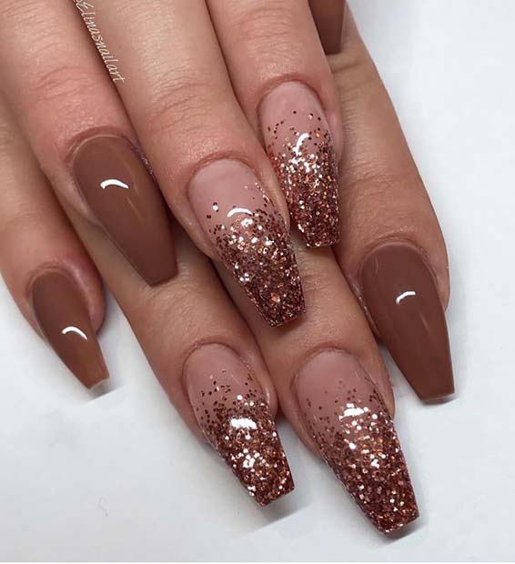 Ongles bruns avec des ongles accentués de paillettes ombrées