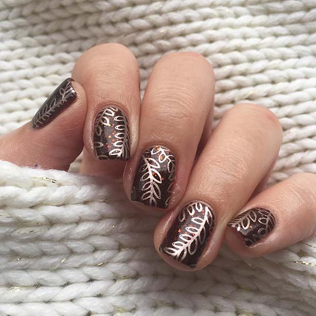 Design chic d'ongles de Thanksgiving avec des feuilles d'argent