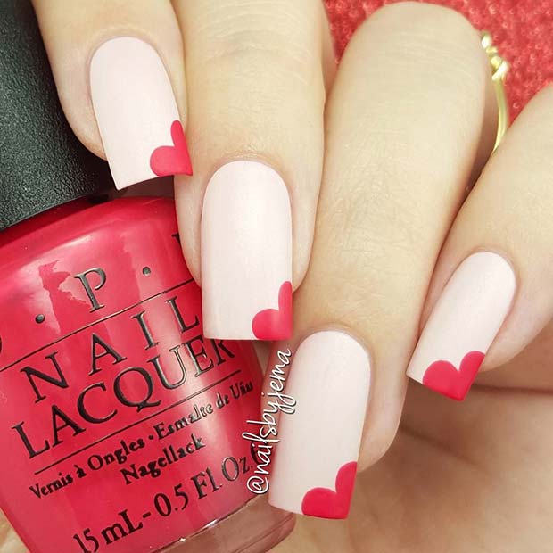 Ongles rose clair avec coeurs