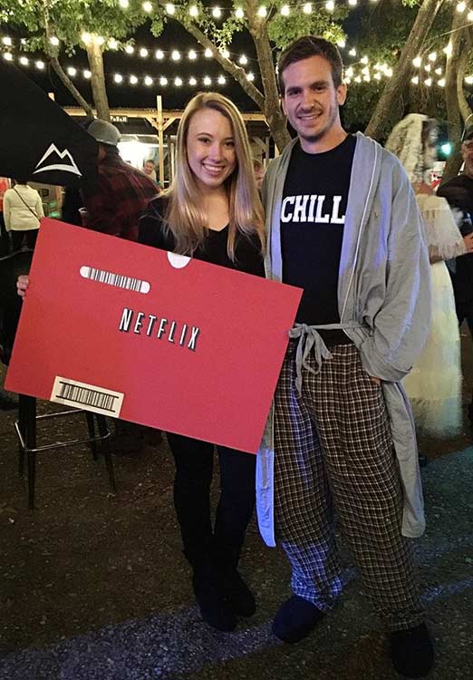 Costume d'Halloween pour couple bricolage Netflix et Chill