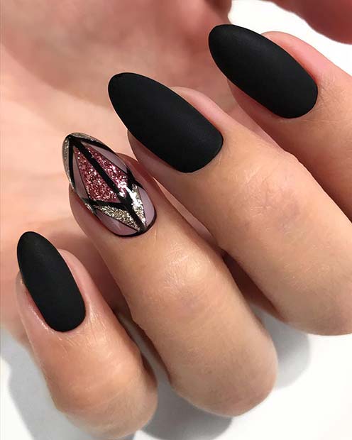 Ongles noirs avec de magnifiques ongles accentués de paillettes