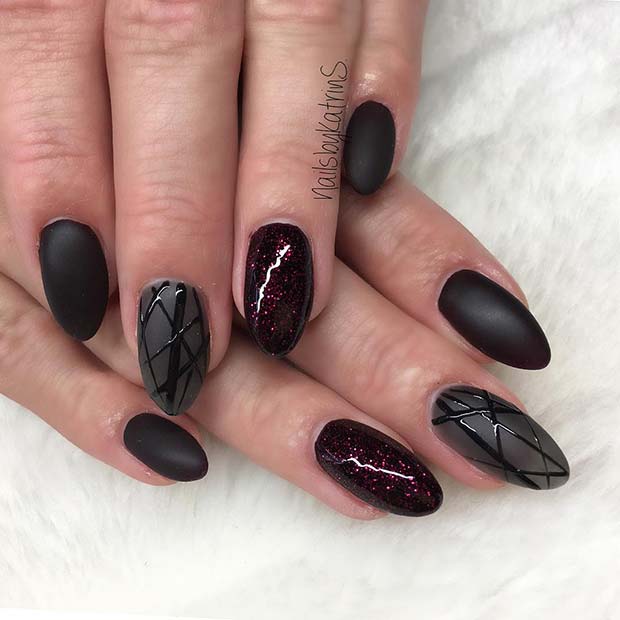 Ongles noirs mats à la mode avec des paillettes rouge foncé