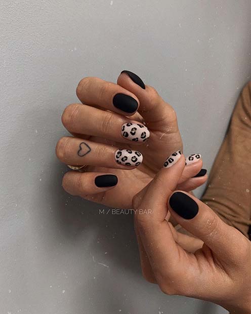 Ματ Μαύρο και Leopard Nails
