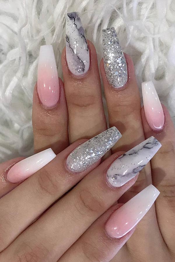 Design élégant des ongles en marbre et ombre