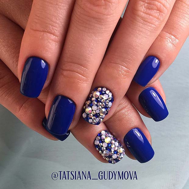 Design d'ongle bleu audacieux avec strass