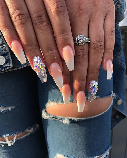 Ongles ombrés avec ongle clair en strass