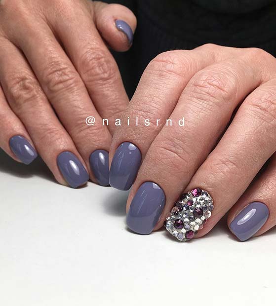 Design d'ongles gris avec ongle accentué de strass