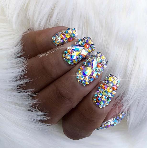 Ongles en strass audacieux et colorés