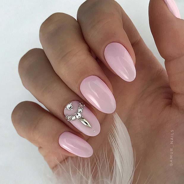 Ongles rose clair élégants avec strass