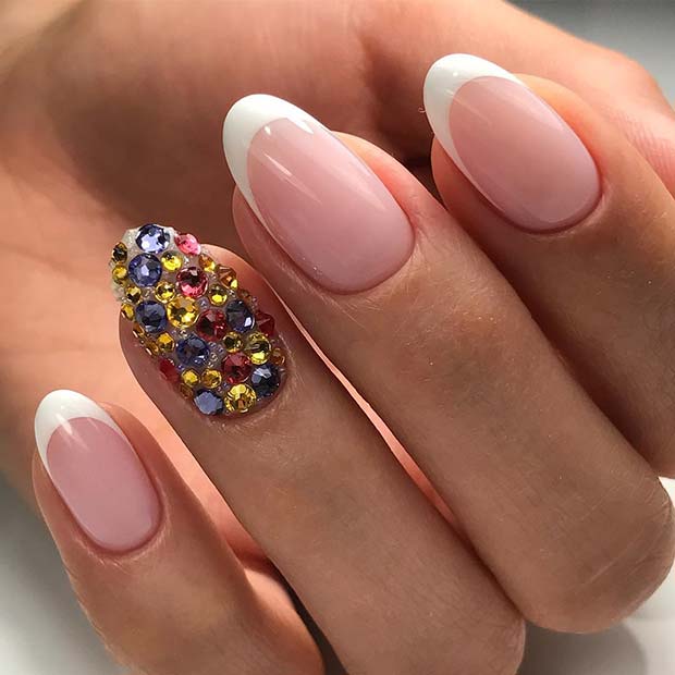 Conception d'ongles française avec strass