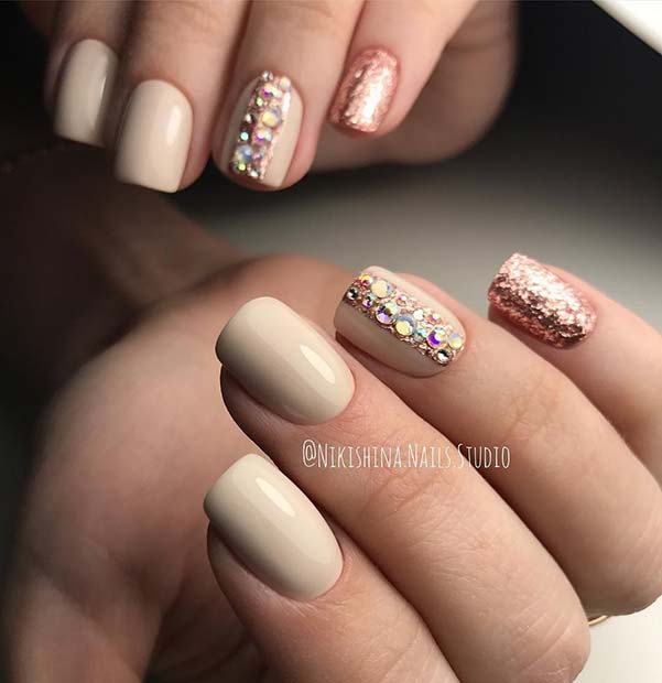 Design d'ongles élégant avec des paillettes et des strass