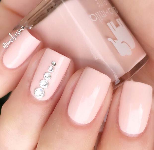 Ongles roses simples avec strass