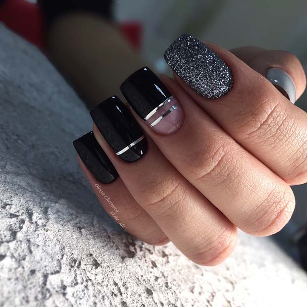 Ongles noirs élégants avec nail art argenté et paillettes