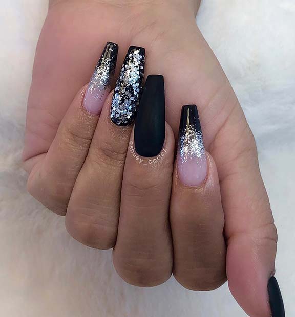 Ongles noirs avec des paillettes d'argent