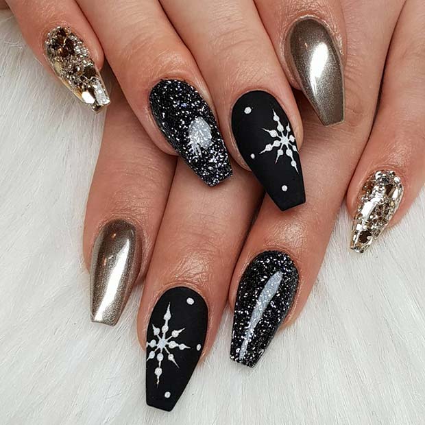 Ongles d'hiver noirs et dorés