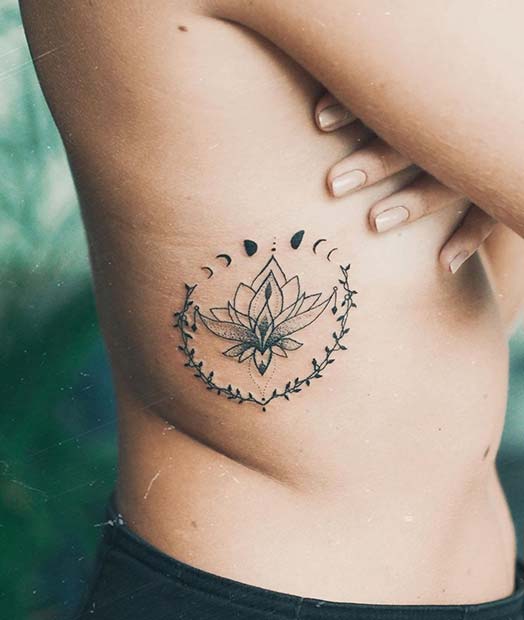 Beau tatouage de côtes avec des lunes et un lotus