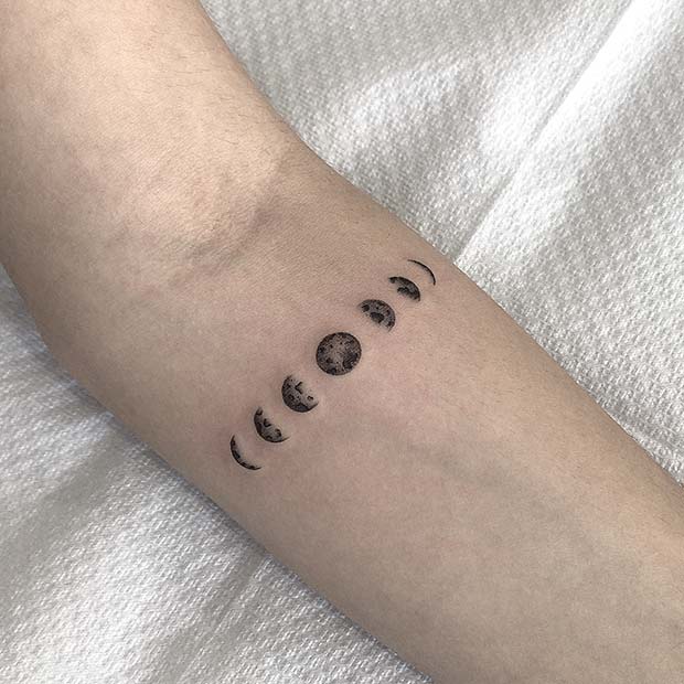 Joli tatouage des phases de la lune