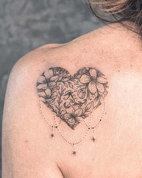 Beau tatouage d'épaule de coeur