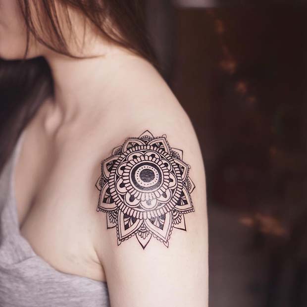 Tatouage épaule mandala pour femme