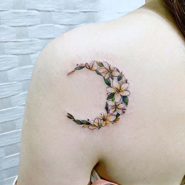 Conception assez florale de tatouage de lune