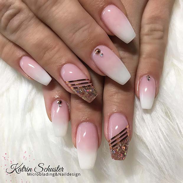 Ongles ombrés avec des rayures dorées et des paillettes