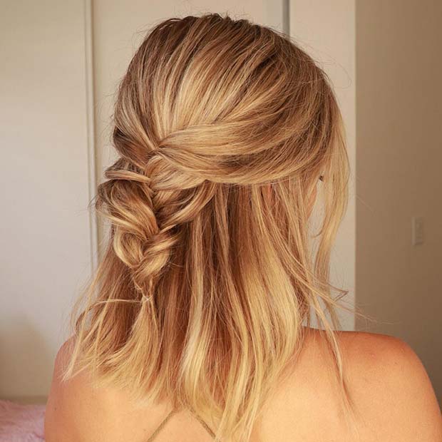 Coiffure demi-tresse pour cheveux courts