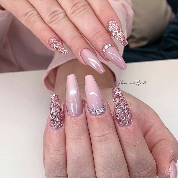 Nu et Glitter Coffin Nail Art Design