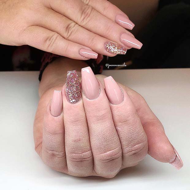 Nude Coffin Nails με Glitter Accent Nail