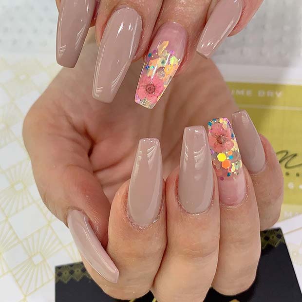 Όμορφα Nude Nails με Floral Art