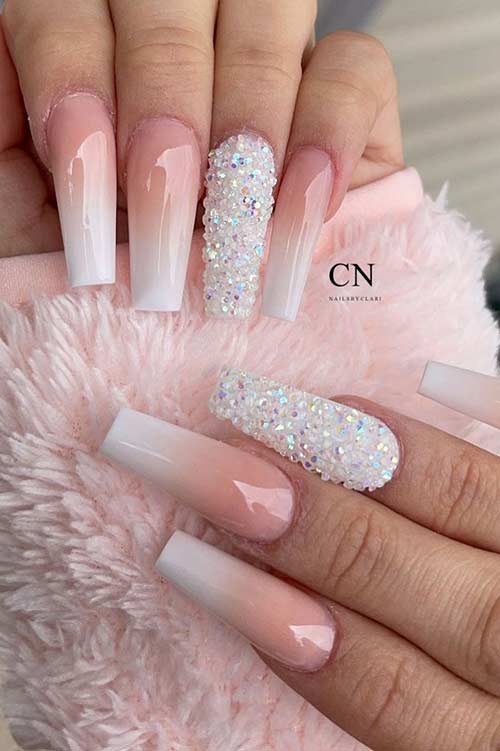 Ongles de cercueil nus et blancs