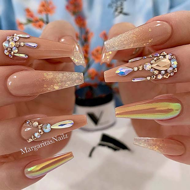 Ongles de cercueil nus avec strass scintillants et chrome