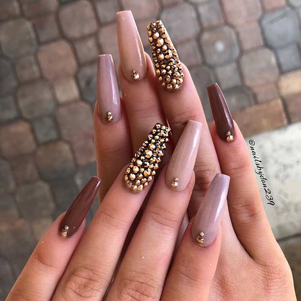 Ongles nude avec strass dorés