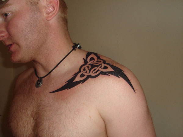 Καλλιτεχνικό τατουάζ ώμου