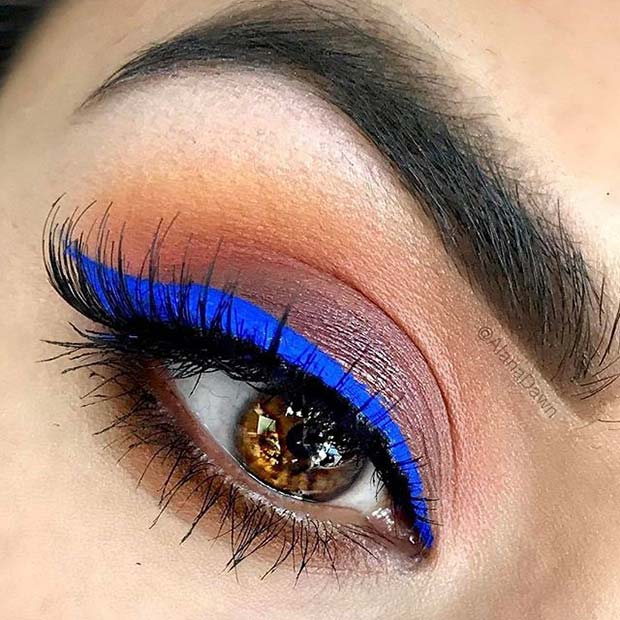 Liner bleu audacieux pour les looks de maquillage d'automne