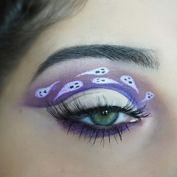 Maquillage pour les yeux violet avec des fantômes