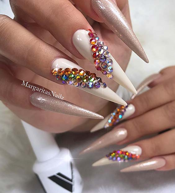 Ongles blancs avec des gemmes glamour