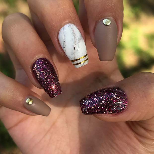 Marbre et paillettes pour les idées de conception d'ongles d'automne