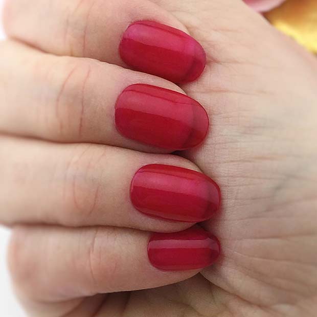 Ongles courts et rouges en gelée