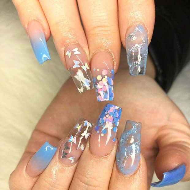 Ongles clairs en gelée avec des papillons