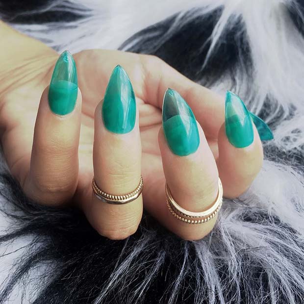 Ongles en gelée turquoise à la mode