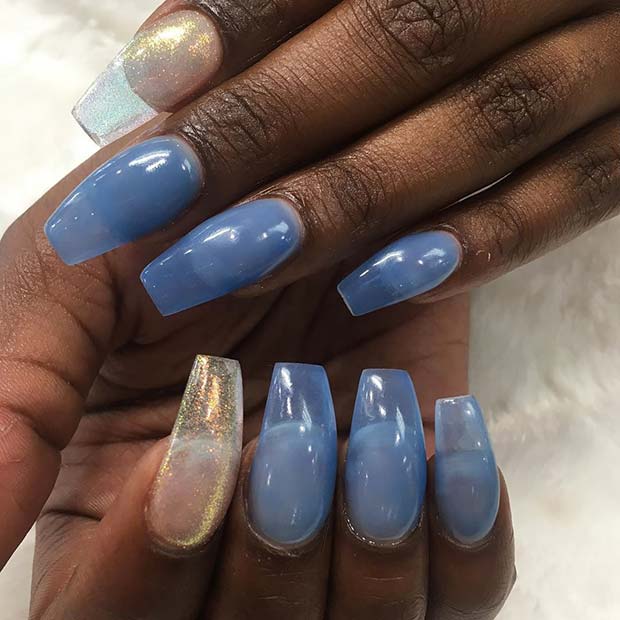 Ongles en gelée bleue avec ongle d'accent scintillant