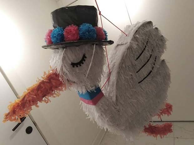 Cigogne Pinata pour une fête de révélation de genre de bébé