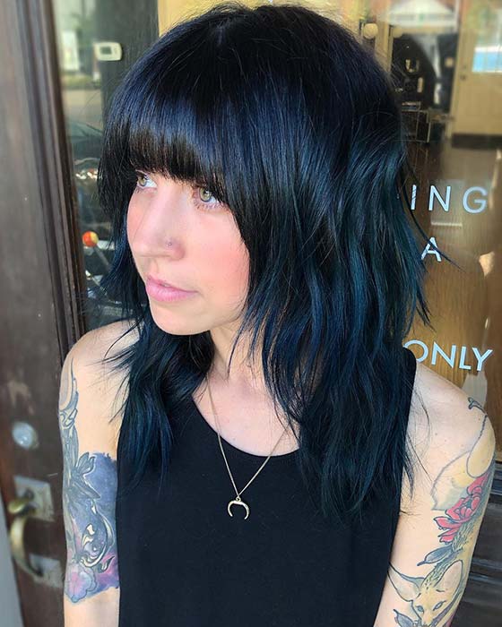 Cheveux noirs bleus avec une frange