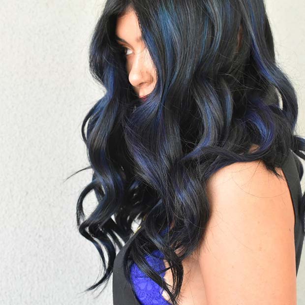 Cheveux bleus noirs subtils