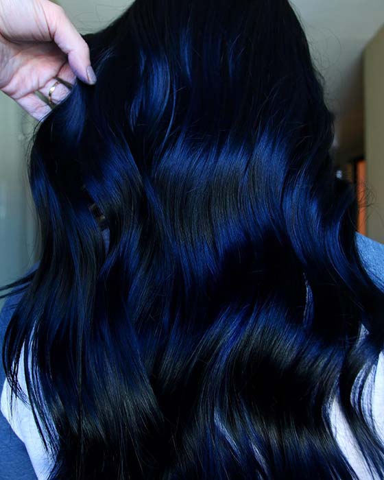רעיון צבע שיער שחור כחול מודגש