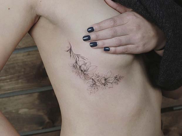 Tatouage sous les seins avec motif floral