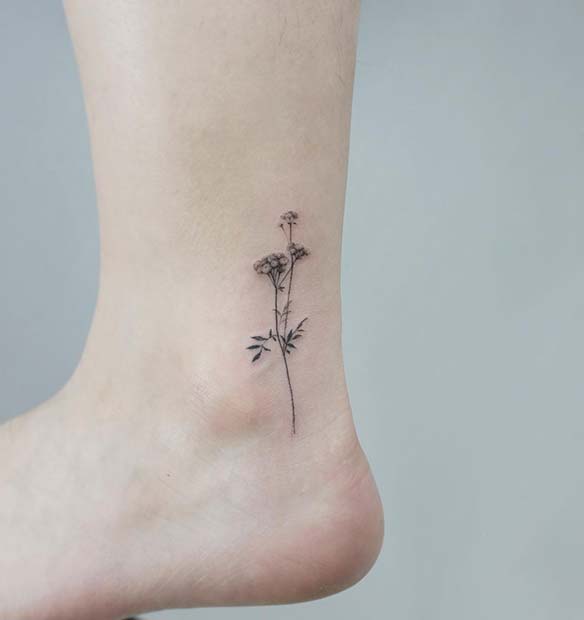 Tatouage floral délicat à la cheville