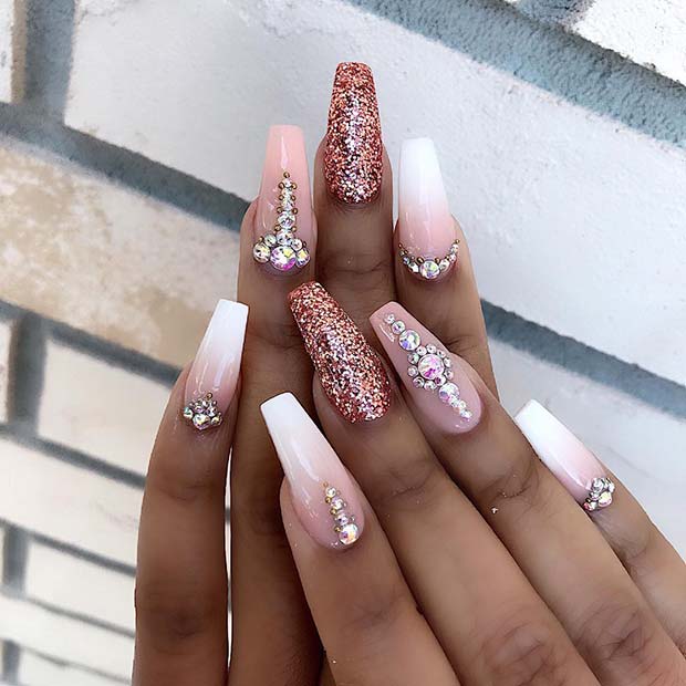 Ongles de cercueil élégants et ombrés avec des paillettes d'or rose